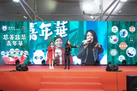 當晚活動大會司儀由DJ馬騮搣（左）擔任，「保良局膳心大使」謝雪心（右）則獻唱金曲《恭喜你》及《遊龍戲鳳》，與眾同樂。