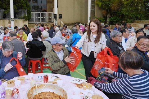 保良局一眾主禮團嘉賓及管理層特別親手派發福袋予盆菜嘉年華現場參與者。