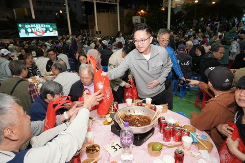 保良局一眾主禮團嘉賓及管理層特別親手派發福袋予盆菜嘉年華現場參與者。