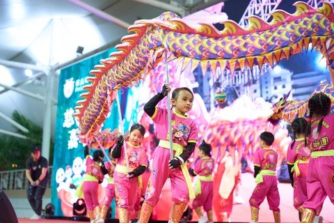 保良局屬下學校及單位於活動當晚進行舞龍及舞蹈表演，為現場增添熱鬧氣氛。