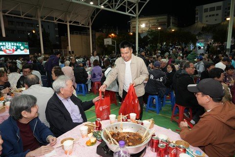 保良局一眾主禮團嘉賓及管理層特別親手派發福袋予盆菜嘉年華現場參與者。