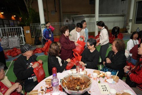 保良局一眾主禮團嘉賓及管理層特別親手派發福袋予盆菜嘉年華現場參與者。