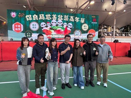 保良局董事會成員及管理層與兩位主禮嘉賓合照。