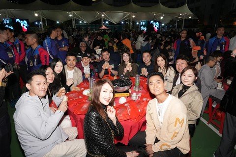 一眾主禮團嘉賓於現場享用美味盆菜。