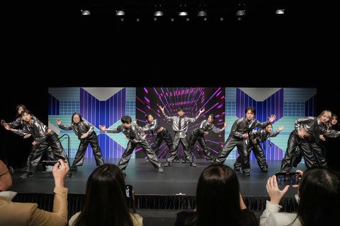 創出無毒新舞曲跳舞比賽冠軍隊伍在典禮上表演，展現學習成果。
