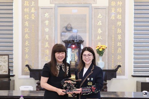 乙巳年主席何芷韻太平紳士（右）將保良局印信移交予丙午年主席譚毓楨博士（左）。