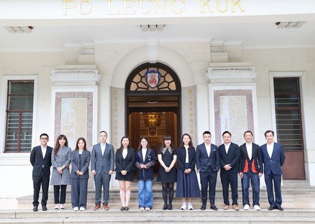 出席移交銀物印信儀式的保良局顧問林琳議員（左五）、兩屆董事會成員，包括乙巳年主席何芷韻太平紳士（左六）、丙午年主席譚毓楨博士（右六）；副主席鄧宣宏雁女士（右五）、林承毅先生（左四）、郭浩泉先生（右四）、何許頴嘉女士（左三）；總理顏肇臻先生（右三）、張馨玲女士, MH（左二）、鍾偉棠先生（右二）、嚴子諭先生（左一）及司徒立先生（右一）於保良局中座前合照。