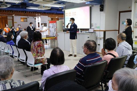 主講嘉賓於健康講座中向長者及前線同工分享實用的防跌及日常運動貼士。