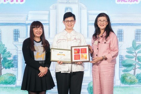 保良局譚毓楨主席（左）、義務工作發展局彭韻僖主席（右）致送紀念品及感謝狀予中銀香港工商金融部總經理謝小玲女士（中），感謝中銀香港一直以來對保良局的支持。