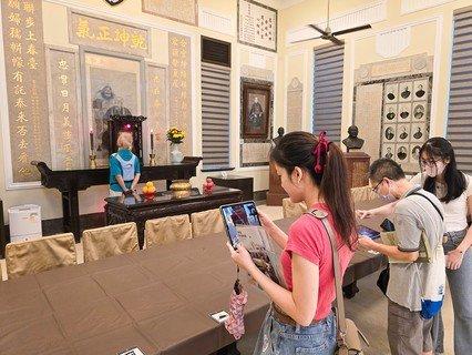 參加者透過關帝 AR 體驗，認識保良局的百年祭祀傳統。