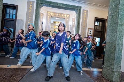 保良局ONE23舞團早前於位於銅鑼灣的保良局總部、中環碼頭、尖沙咀香港文化中心、觀塘海濱花園及位於荃灣的保良局姚連生中學等五個地方進行快閃表演。