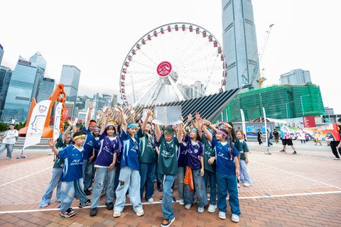 保良局ONE23舞團早前於位於銅鑼灣的保良局總部、中環碼頭、尖沙咀香港文化中心、觀塘海濱花園及位於荃灣的保良局姚連生中學等五個地方進行快閃表演。