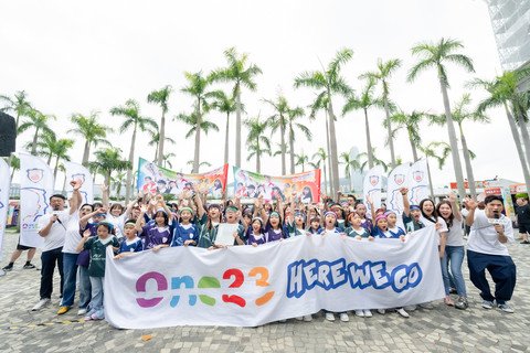 保良局ONE23舞團早前於位於銅鑼灣的保良局總部、中環碼頭、尖沙咀香港文化中心、觀塘海濱花園及位於荃灣的保良局姚連生中學等五個地方進行快閃表演。