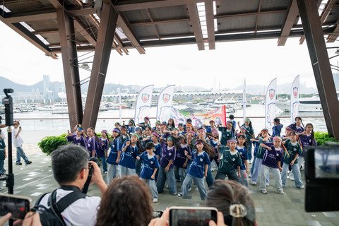 保良局ONE23舞團早前於位於銅鑼灣的保良局總部、中環碼頭、尖沙咀香港文化中心、觀塘海濱花園及位於荃灣的保良局姚連生中學等五個地方進行快閃表演。
