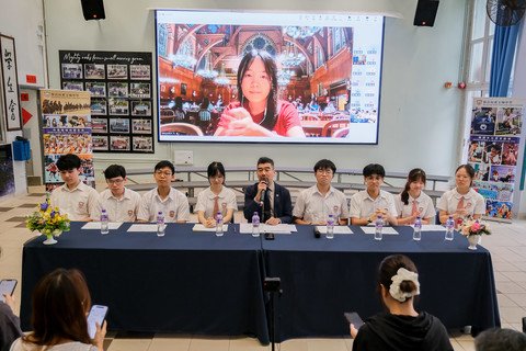 保良局董玉娣中學安排線上會議，讓女狀元李心兒同學與一眾同窗分享喜悅。
