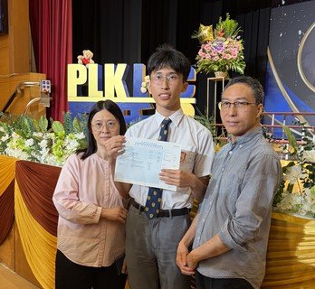 保良局羅氏基金中學黃樂彥成為今屆超級狀元，分別與校長及父母合照留念。