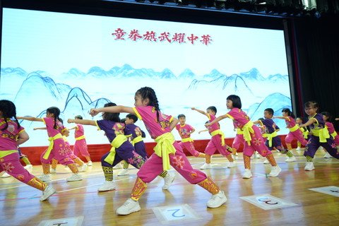 典禮現場由幼兒帶來充滿傳統文化氣息的表演。