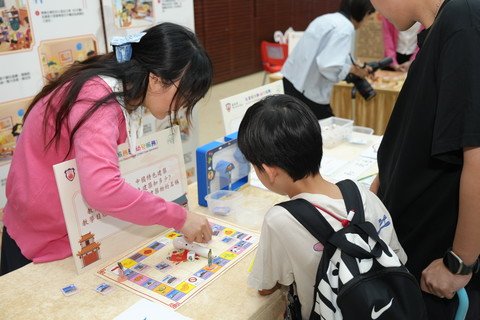 保良局幼兒服務教學團隊自主研發的「創新中華文化教具」，將語文、數學概念及品格培育融入遊戲中。